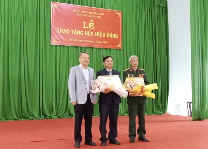Xã Ea Tul trao tặng Huy hiệu 30 và 40 năm tuổi đảng